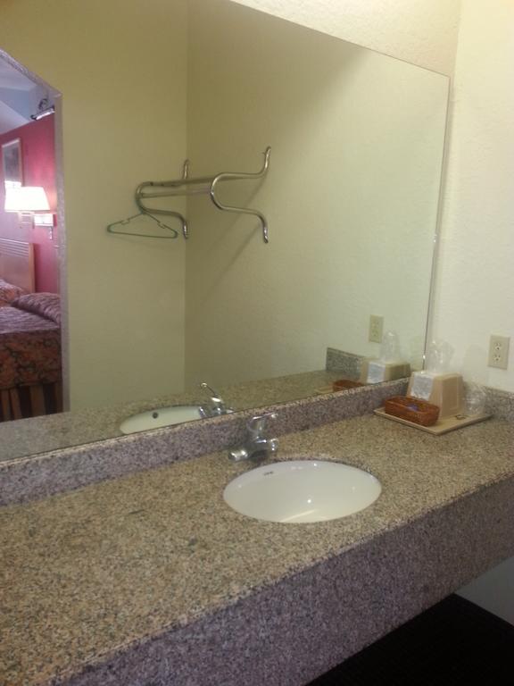 Louetta Crystal Inn 249 North الغرفة الصورة